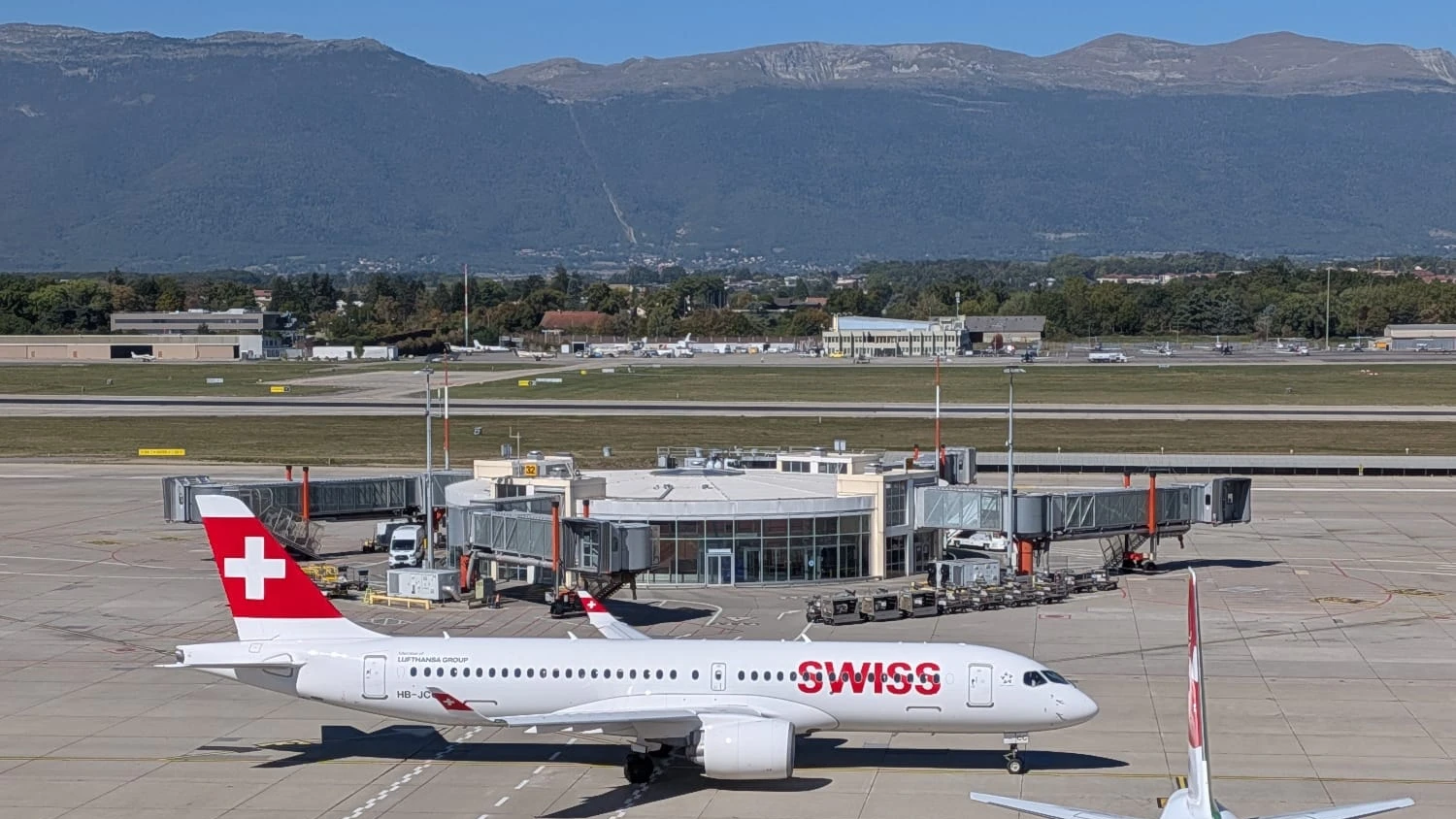 Flugzeuge auf dem Vorfeld des Flughafens Genf unter dem Jura, von der Panoramaterrasse aus gesehen